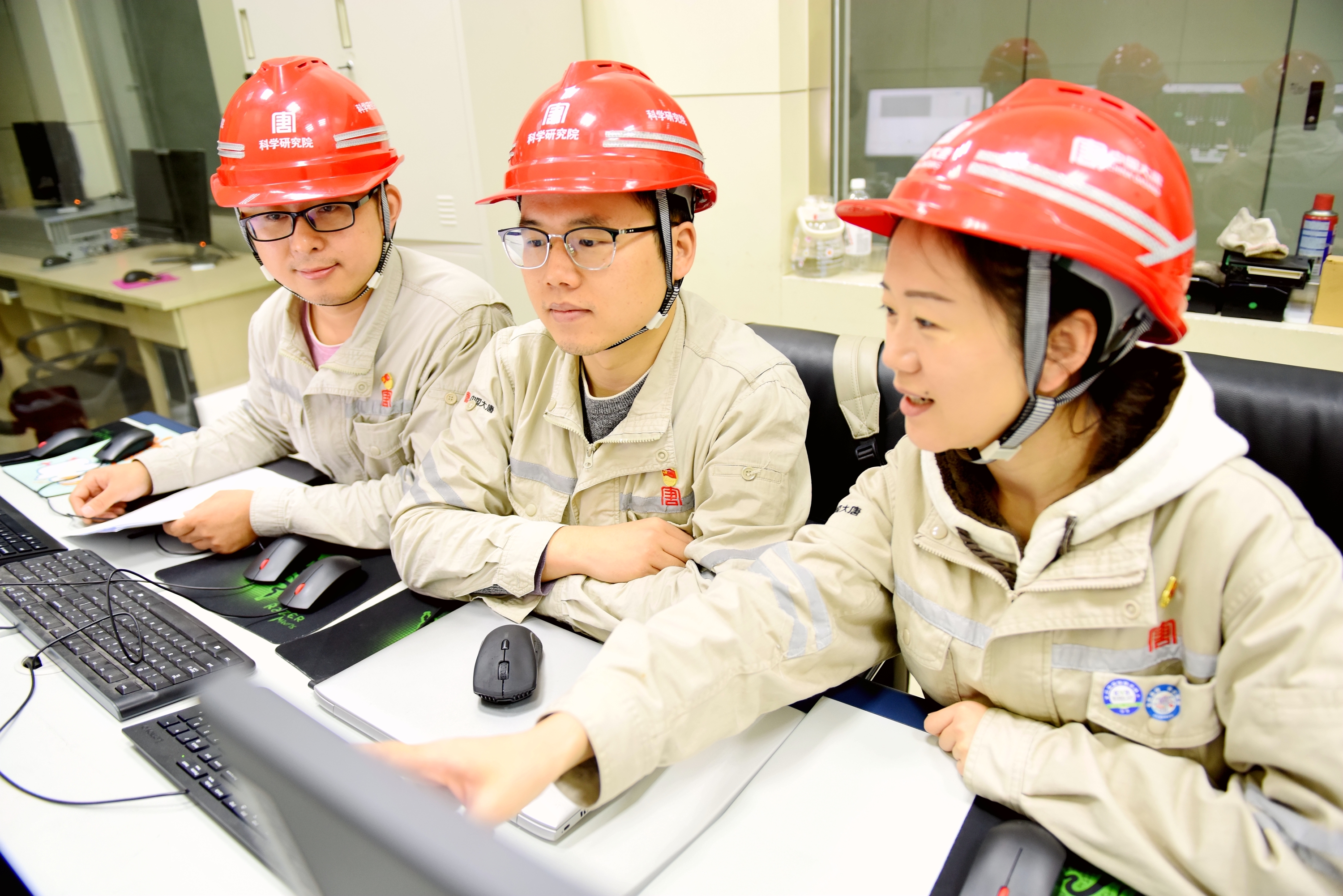 1668066384089023029.jpg 张晓航、周小朋、郭楚珊在宝鸡热电厂对2号机组DCS升级刷新后的逻辑举行优化.jpg