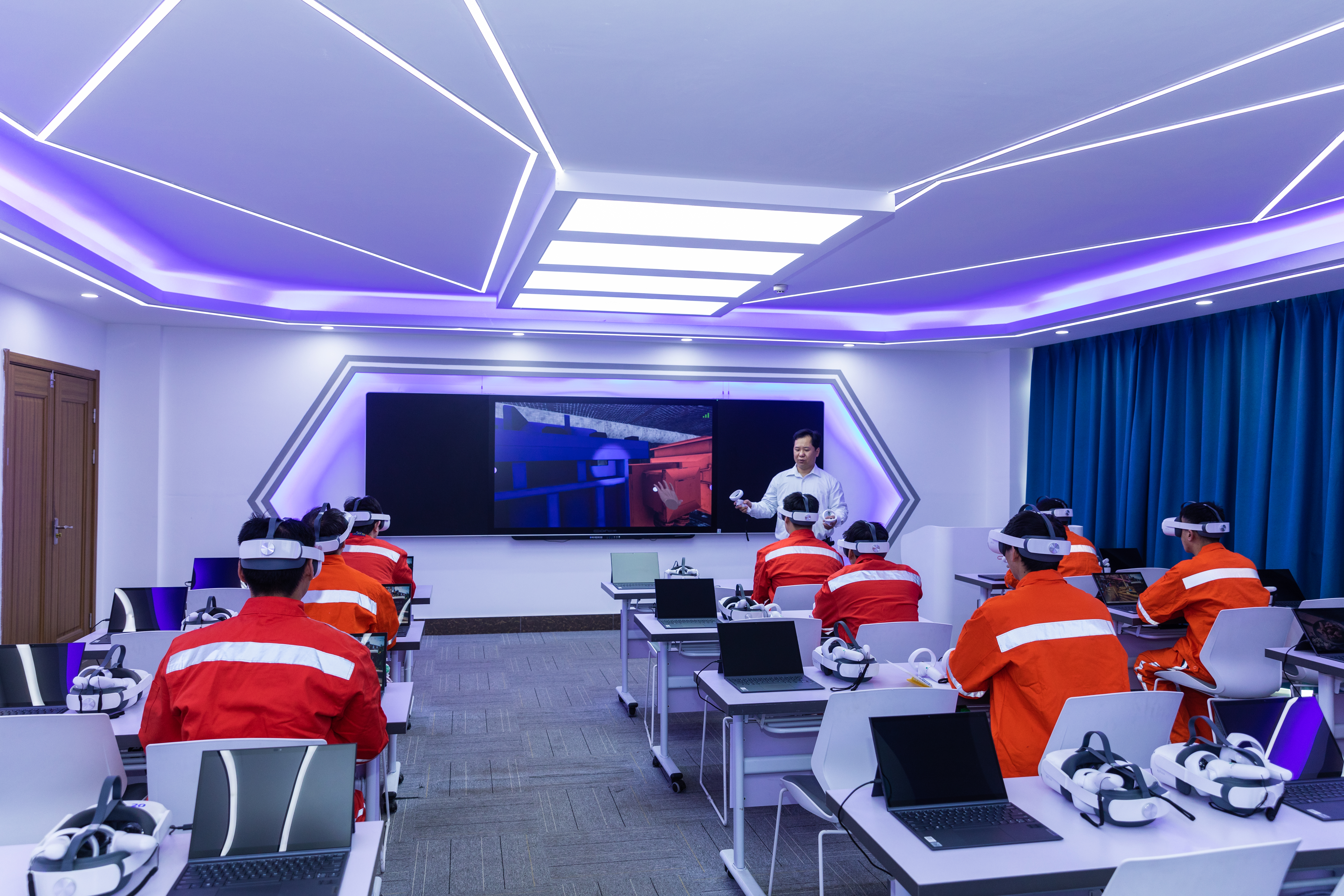 ͨѶͼ3ǻ۰ģͨ3DVRʵٺʽʵѵ󡱣׼ѵ.jpg