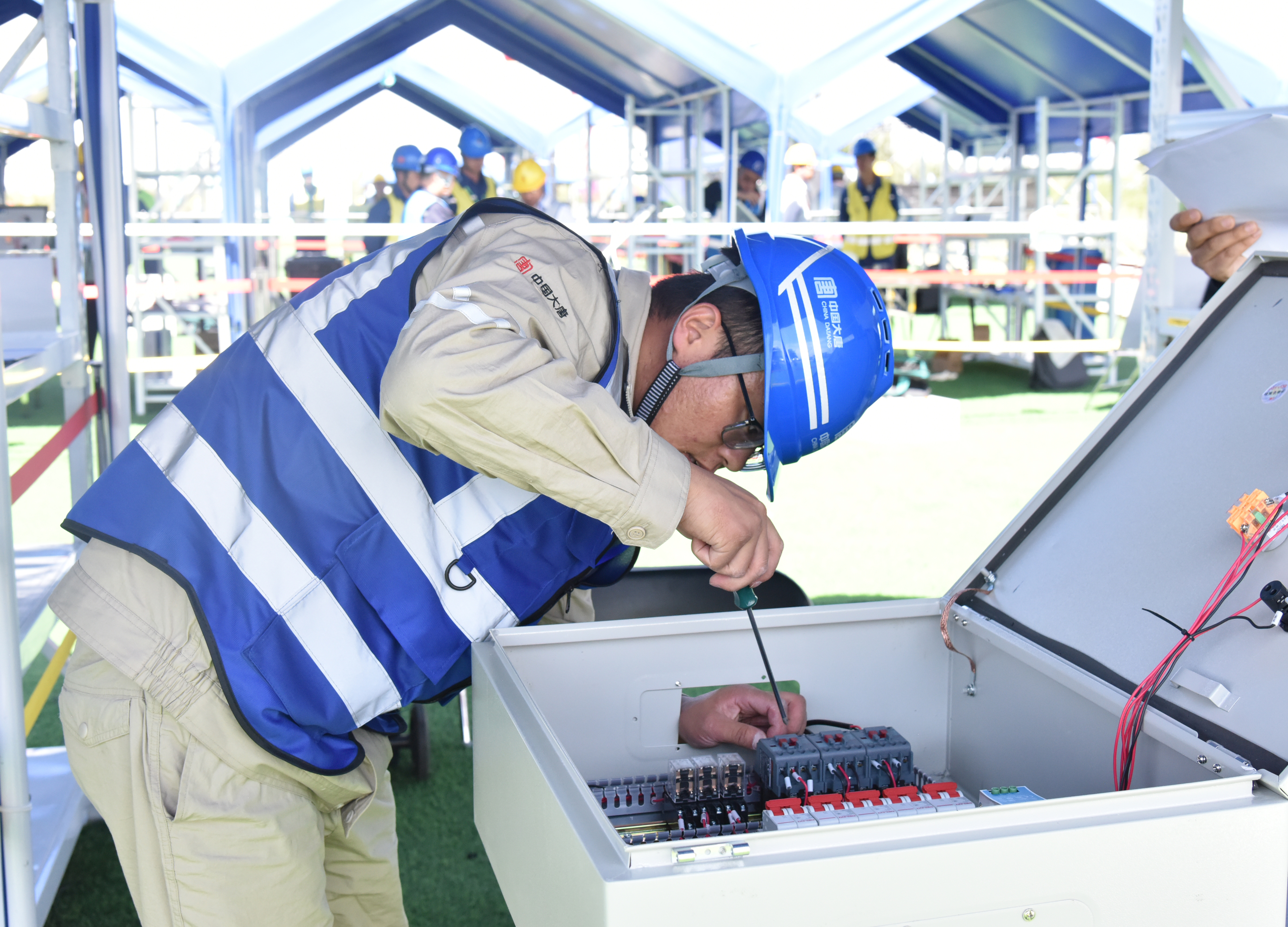 1692064118690040275.jpg 蔡成斌在天下光伏竞赛上开展实操.jpg