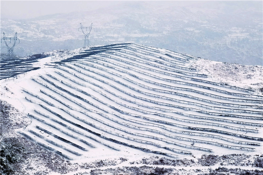 1708223908196028056.jpg 延绵的光伏板被冰雪笼罩a.jpg