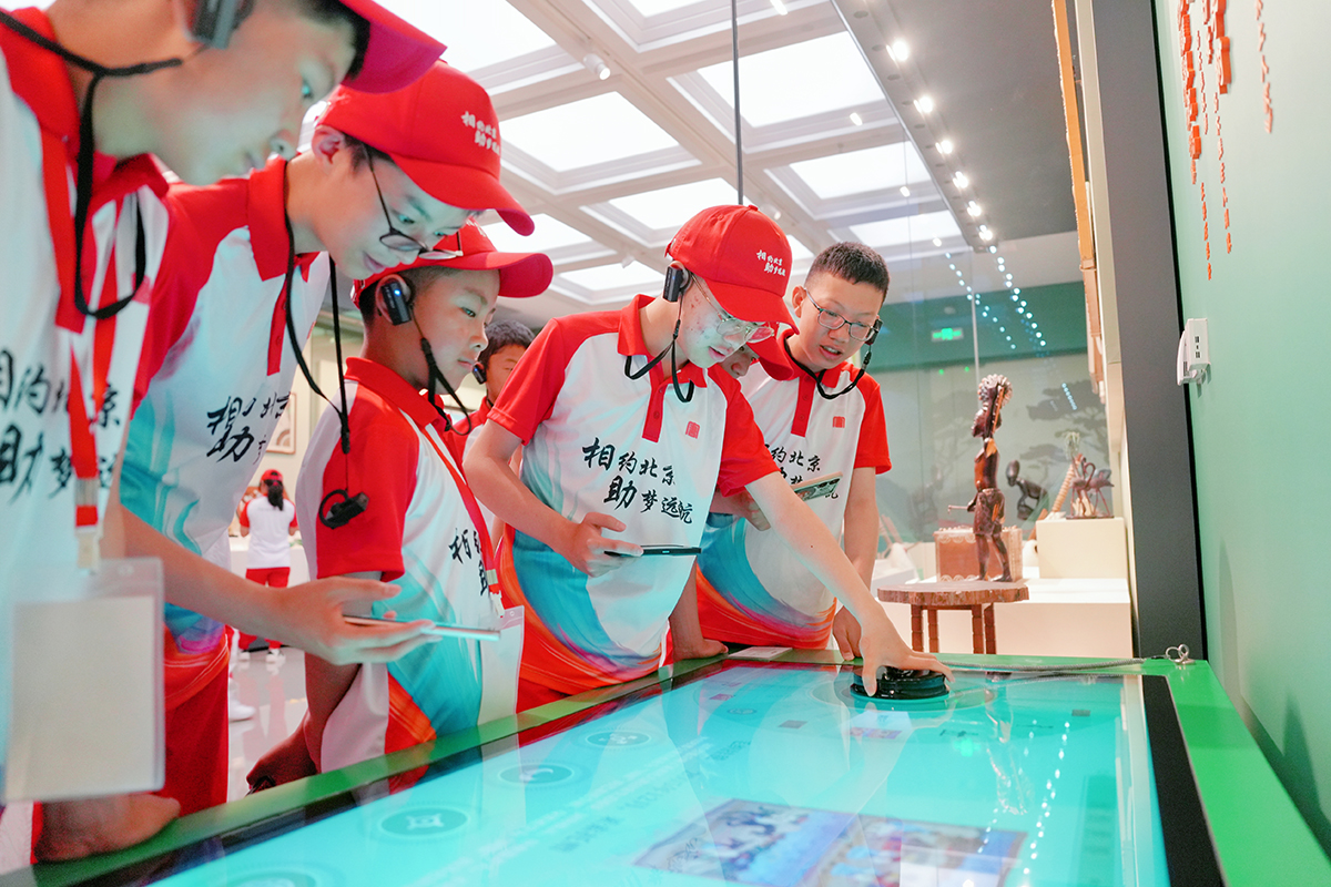 1723449057648047091.jpg ͼ2ѧÉúÔÚÖÐÑëÀñÎïÎÄÎï¹ÜÀíÖÐÐÄÂÃÐÐѧϰa.jpg