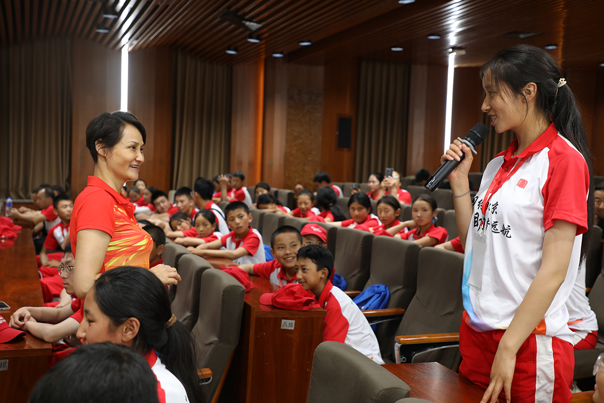 1723449160217021612.jpg ͼ4°ÂÔ˹ھü¸ßÃô¸øÑ§ÉúÊÚ¿Îa.jpg