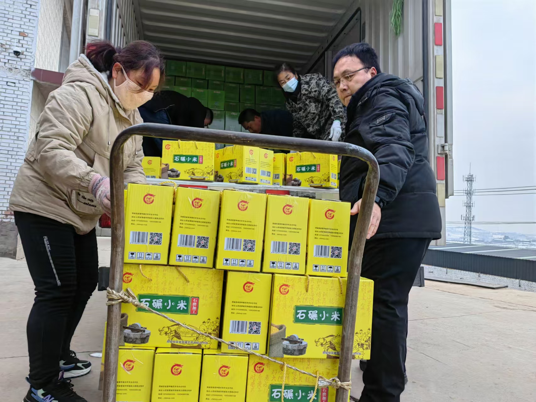 1724031414799087711.jpg 帮扶事情队协助消耗帮扶农产品装车.jpg