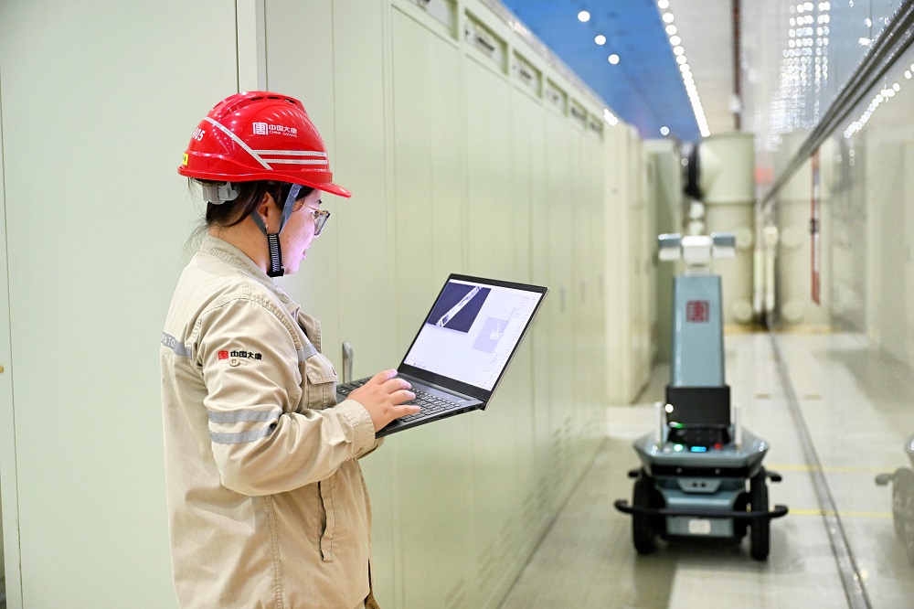 1732511871663018288.jpg 对巡检机械人举行现场调试.jpg