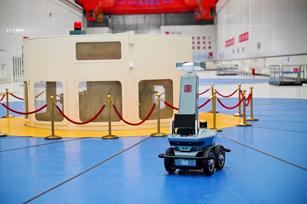 1732511879131081796.jpg 智能巡检机械人.jpg